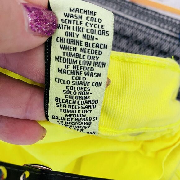 Almost Famous Jeans Women’s Size 22 Neon Yellow Ripped Distressed - Picture 6 of 6